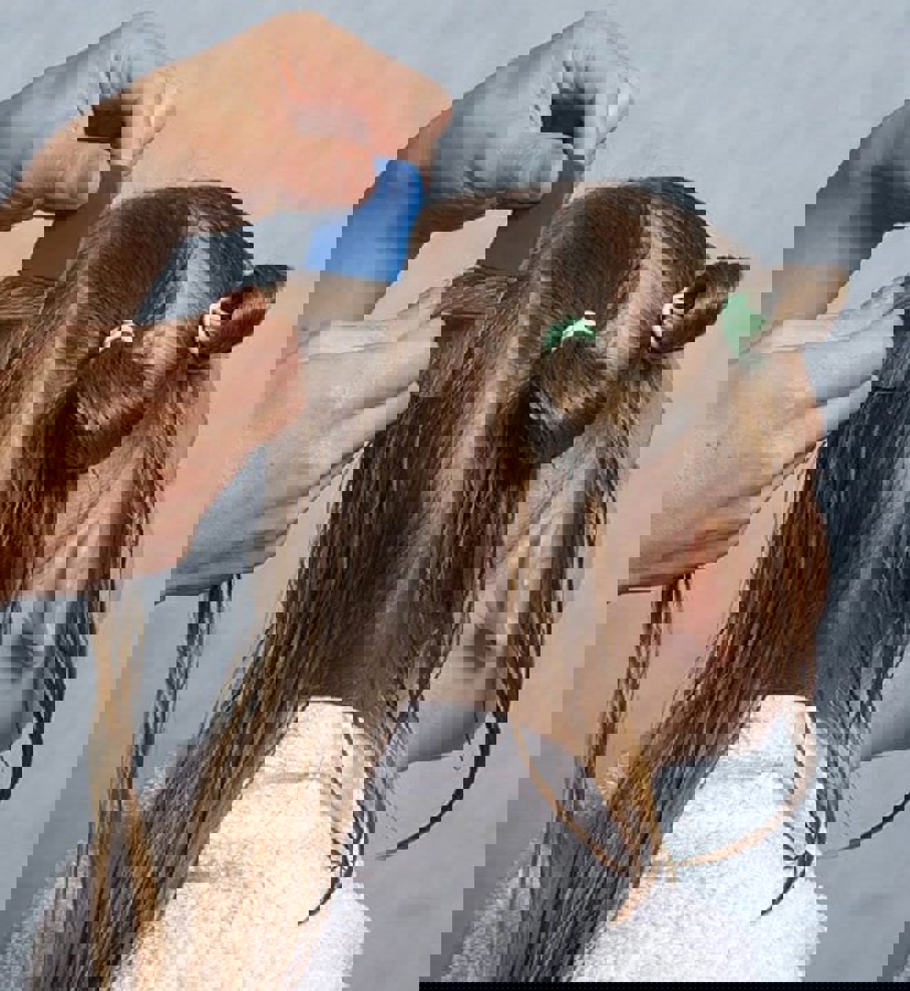 et barn med en pensel