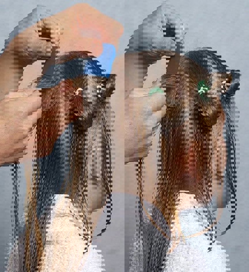 et barn med en pensel