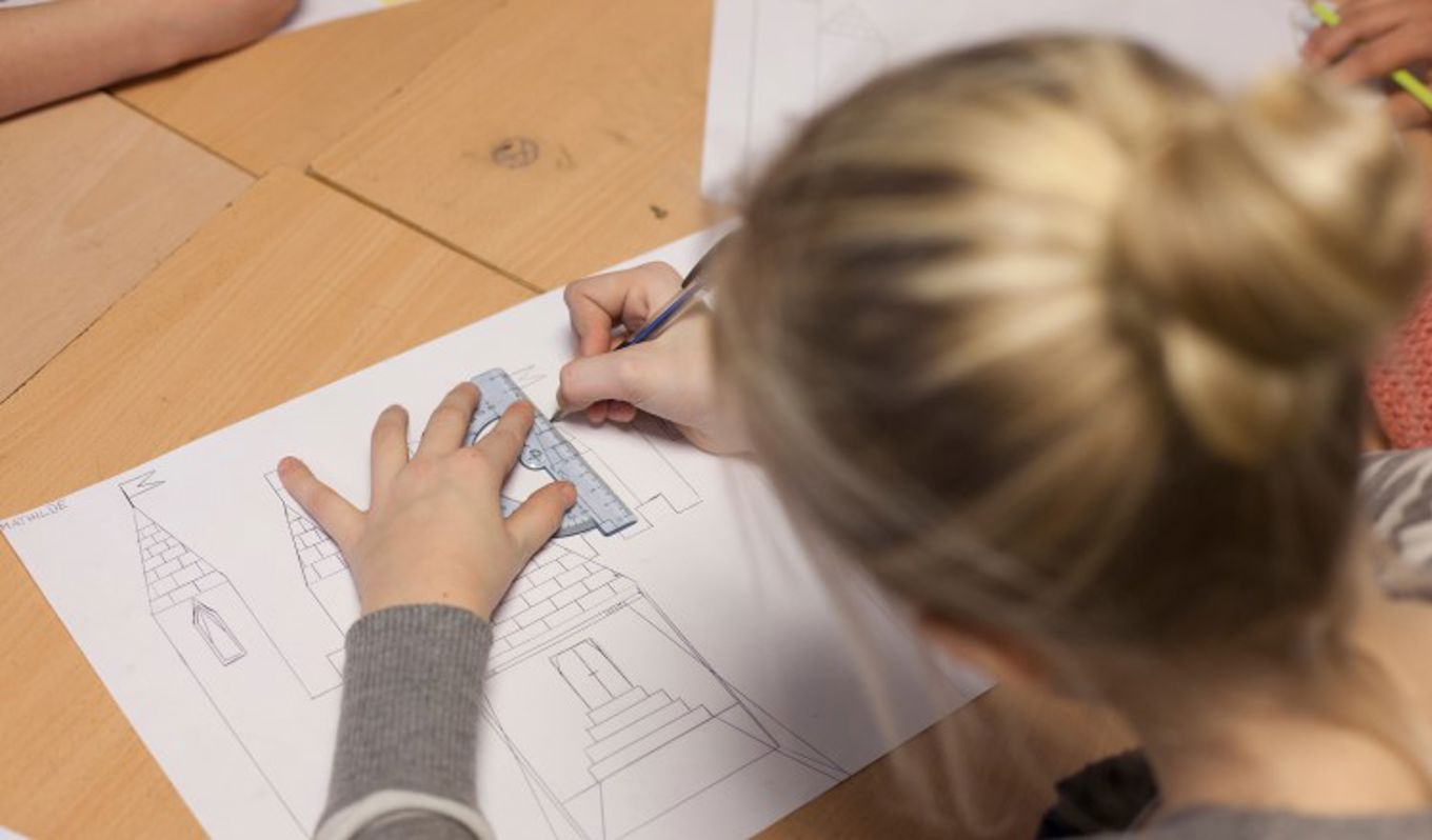 Jente som gjør geometri.