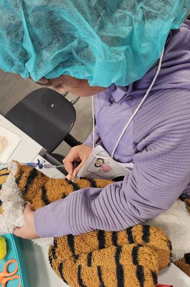 en person som maler på et bord