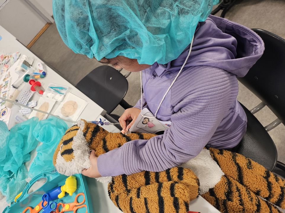 en person som maler på et bord