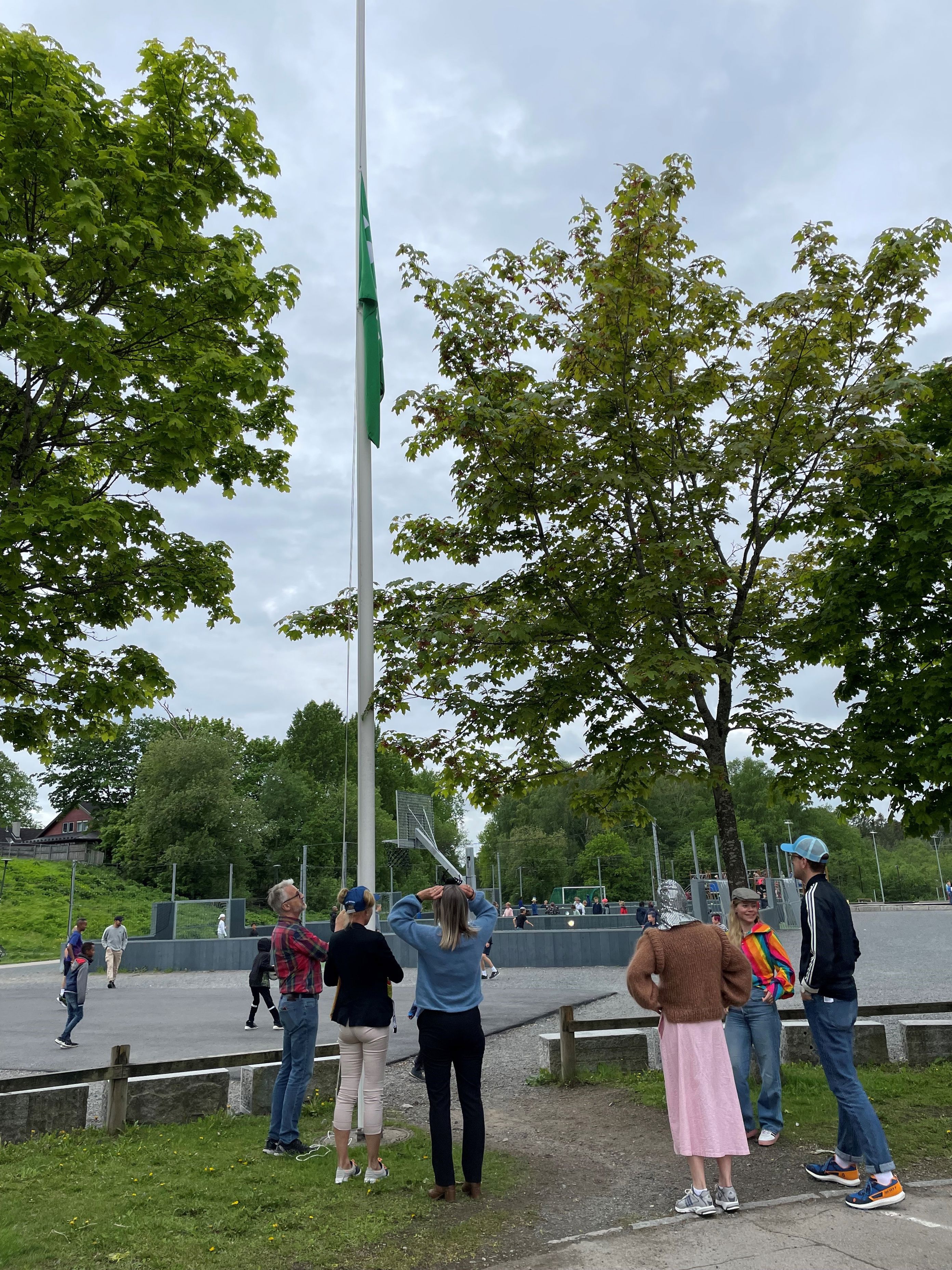 Kringsjå skoles flagg byttes ut med Pride-flagget. Flaggheising ved Tor M. Wathne.