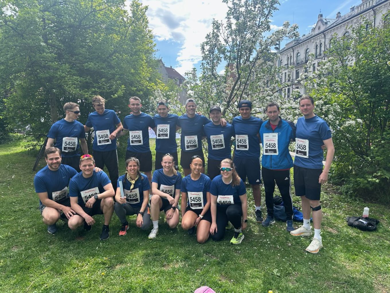 En gruppe mennesker i blå skjorter