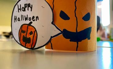 et par gresskar med ansikter tegnet på dem