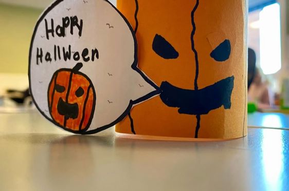 et par gresskar med ansikter tegnet på dem