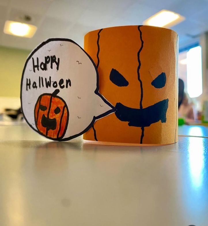 et par gresskar med ansikter tegnet på dem