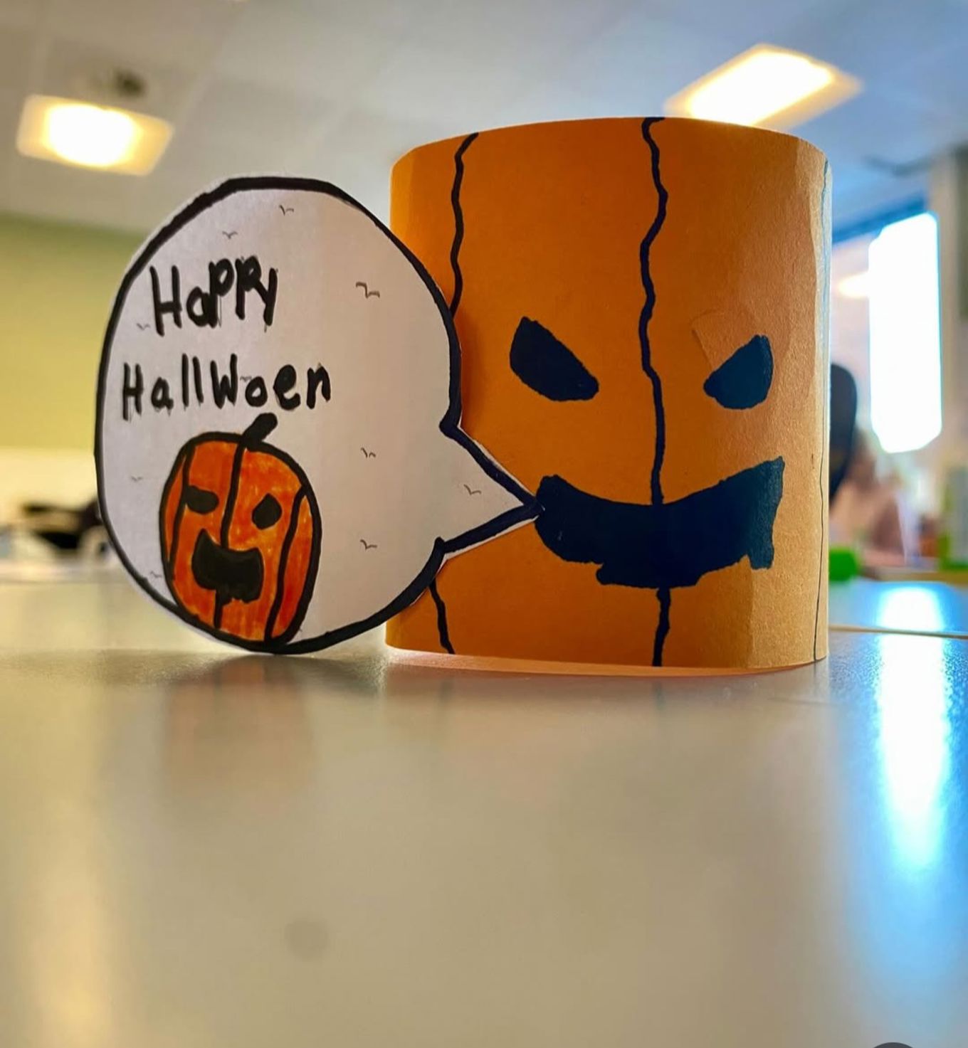 et par gresskar med ansikter tegnet på dem et par gresskar med ansikter tegnet på dem