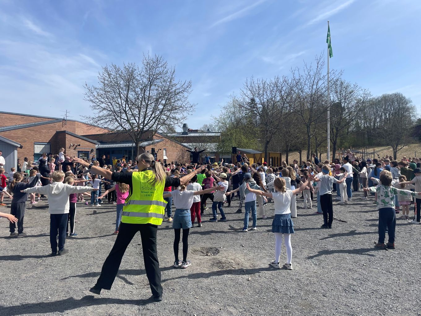 Daniel Chan har oppvarming for hele skolen