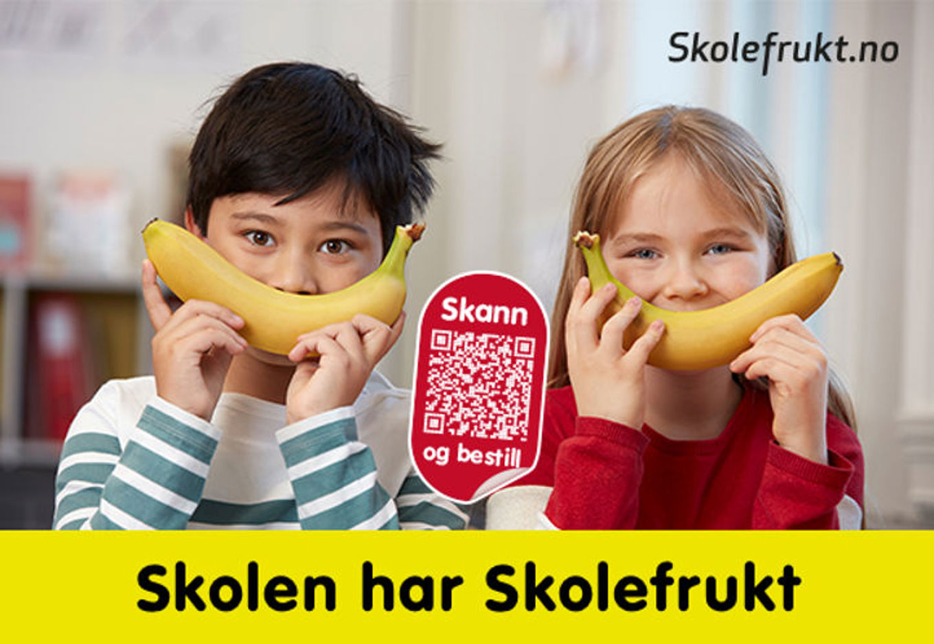 et par barn som holder bananer og en boks frokostblanding