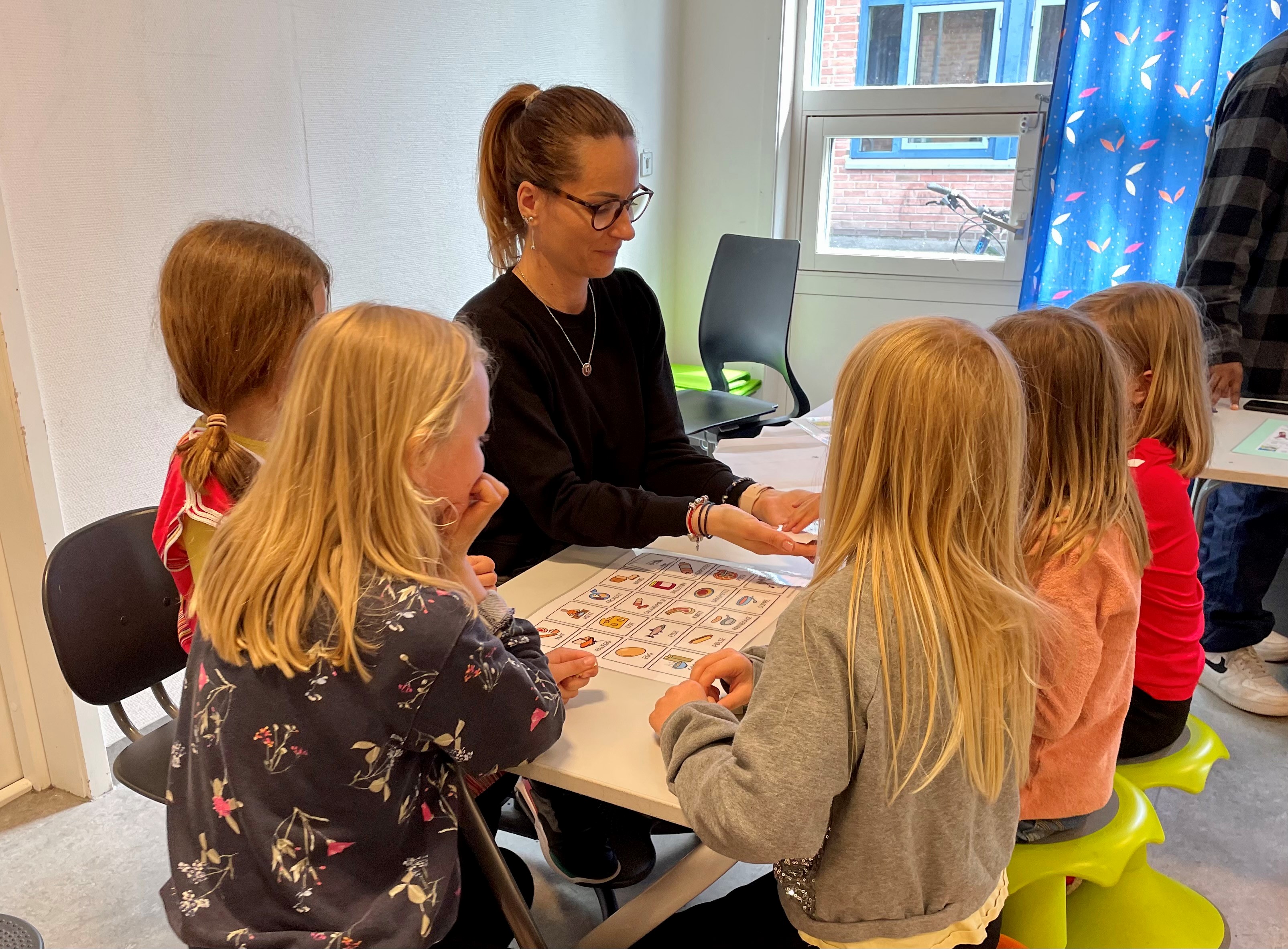 Daniella lærer bort tegnespråk