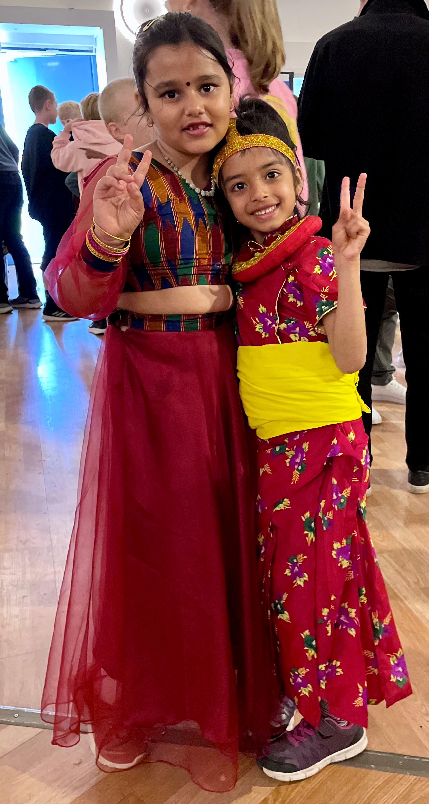 Aarya & Shrishti med drakter fra Nepal